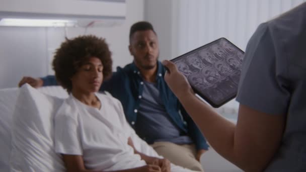 Doktor Hlásí Výsledky Magnetické Rezonance Klientům Pomocí Tabletu Afroameričan Jeho — Stock video