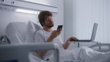 Yetişkin bir adam hastane koğuşunda yatar ve telefonda sesli mesaj kaydeder. Programcı tıp merkezinde çalışıyor, dizüstü bilgisayar kullanıyor. Hasta başarılı bir ameliyattan sonra tamamen iyileşiyor. Modern parlak klinik.