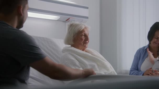Mujer Anciana Yace Cama Sala Hospital Pasa Tiempo Con Sus — Vídeos de Stock