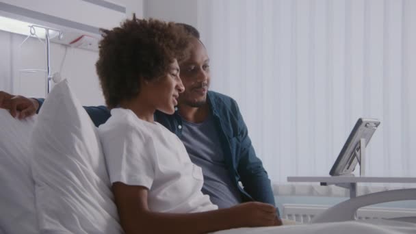 Afrikansk Amerikansk Teenager Hviler Sengen Hospitalsafdelingen Mand Besøger Søn Efter – Stock-video