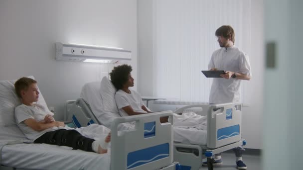 Lékař Tabletovým Počítačem Ruce Konzultuje Pacienty Nebo Diskutuje Výsledky Testů — Stock video