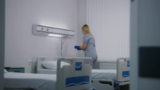 Profissional Saúde Adulto Limpa Enfermaria Hospitalar Prepara Para Pacientes Limpador — Vídeo de Stock