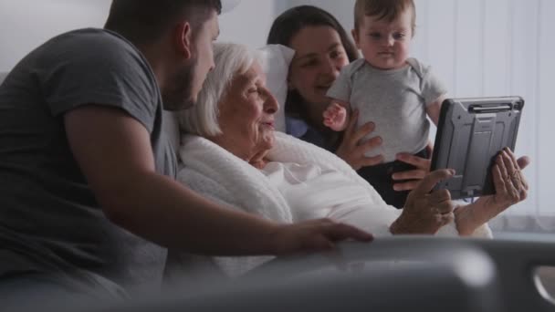 Νοσοκομείο Ηλικιωμένη Γυναίκα Ξαπλωμένη Στο Κρεβάτι Περνάει Χρόνο Την Οικογένεια — Αρχείο Βίντεο