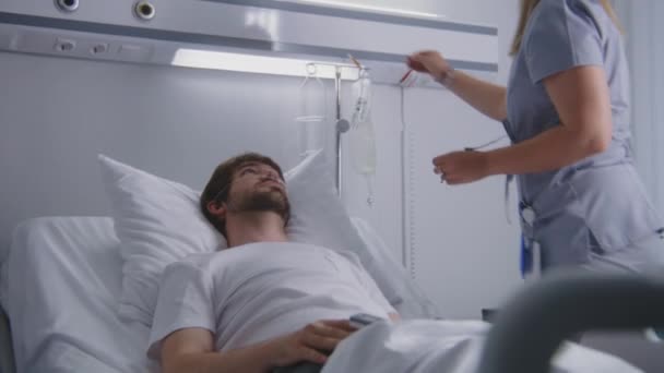 Pielęgniarka Odpoczywa Łóżku Włącza Monitor Tętna Palcu Kapie Mężczyzna Pełni — Wideo stockowe