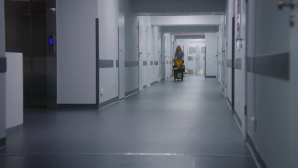 Limpador Vai Quarto Hospital Após Limpeza Agente Saúde Empurra Carrinho — Vídeo de Stock