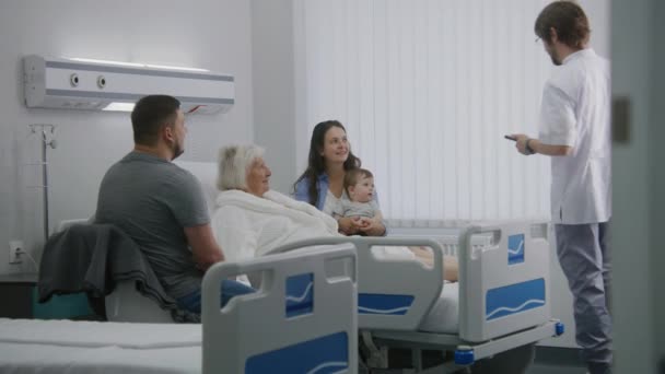 Vrouwelijke Oude Patiënt Ligt Bed Ziekenhuiskamer Brengt Tijd Door Met — Stockvideo