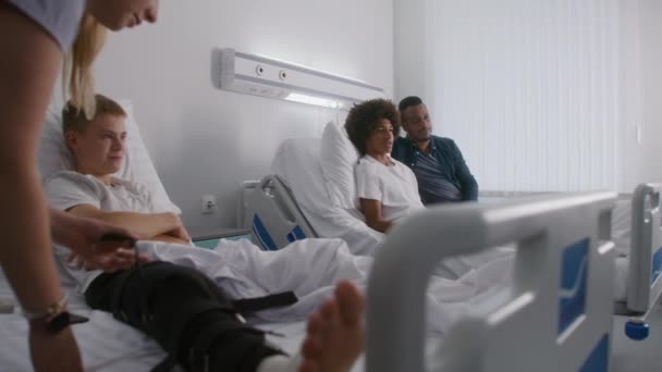 Hemşire Bandajları Yatağın Üzerinde Yatıyor Çocuk Afrikalı Amerikalı Çocuk Hastane — Stok video