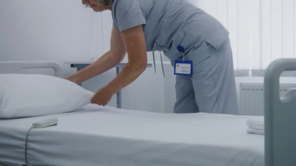 Volwassen Schoonmaker Wisselt Van Beddengoed Legt Schoon Kussen Bed Verpleegster — Stockvideo