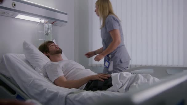 Enfermeira Vem Descansar Paciente Cama Coloca Monitor Frequência Cardíaca Dedo — Vídeo de Stock