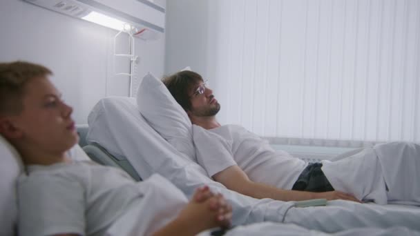 Felnőtt Beteg Felemeli Ágy Hátulját Vezérlővel Beszél Gyerekkel Kórházi Szobában — Stock videók