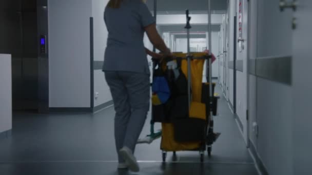 Enfermeira Adulta Empurra Carrinho Limpeza Corredor Centro Médico Agente Saúde — Vídeo de Stock