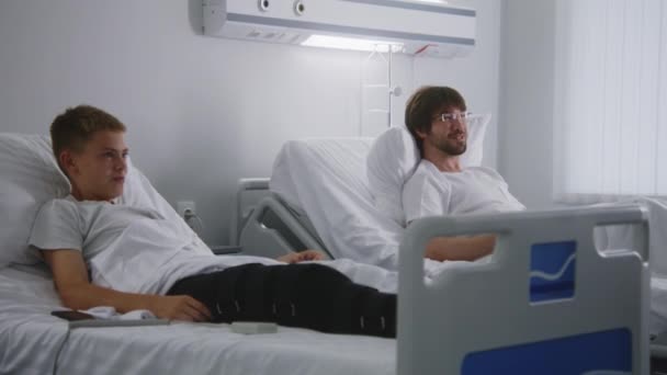 Erkek Çocuk Hastane Odasında Dinleniyor Televizyonda Duygusal Maç Seyrediyorlar Hastane — Stok video