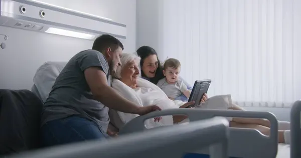 사랑하는 할머니 성공적인 상대방은 디지털 태블릿을 사용하여 통화로 이야기하고 시간을 — 스톡 사진
