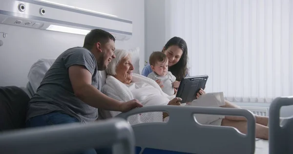 Nemocniční Pokoj Milující Rodina Podporovat Starší Babička Zotavuje Úspěšné Operaci — Stock fotografie