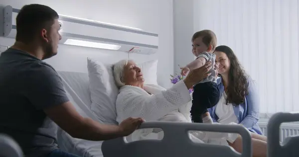 Kvinnlig Äldre Patient Ligger Sängen Ljusa Sjukhusavdelningen Leker Med Lille — Stockfoto