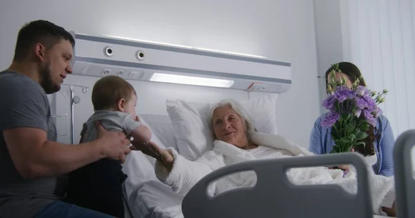 Äldre Kvinna Ligger Och Vilar Sängen Ljusa Sjukhusavdelningen Leker Med — Stockfoto