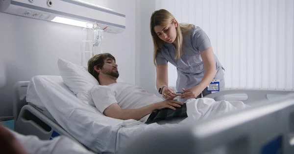 간호사는 환자에서 휴식에 손가락에 심박수 모니터를 물방울을 남자는 성공적인 완전히 — 스톡 사진