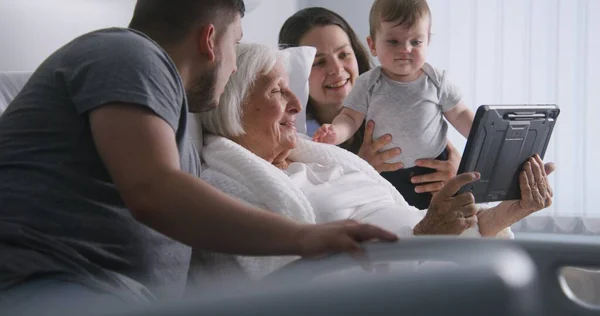 Krankenhauszimmer Alte Frau Liegt Bett Und Verbringt Zeit Mit Verwandten — Stockfoto
