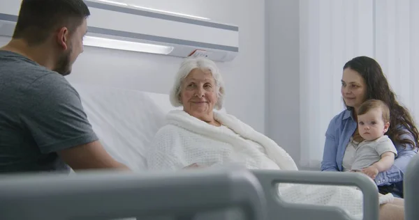 Oudere Vrouw Liggend Rustend Bed Het Heldere Ziekenhuis Afdeling Speelt — Stockfoto