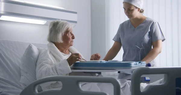 Krankenschwester Öffnet Große Lunchbox Mit Mahlzeit Für Alte Patientin Ältere — Stockfoto