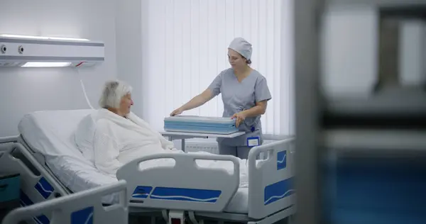Медсестра Открывает Большую Коробку Обедом Пожилой Пациентки Пожилая Женщина Отдыхает — стоковое фото