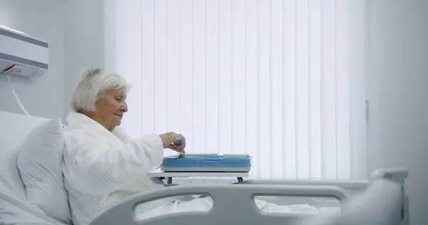 Äldre Kvinna Äter God Mat Och Tittar Kameran Vilar Sängen — Stockfoto