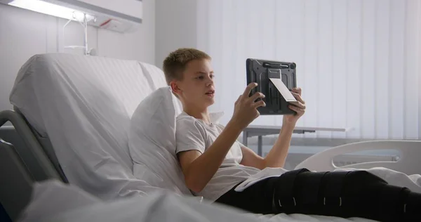 Ung Pojke Med Bandage Ben Ligger Sängen Samtal Med Pappa — Stockfoto