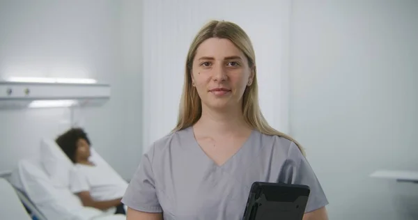 Enfermeira Adulta Fica Quarto Hospital Com Computador Tablet Digital Nas — Fotografia de Stock