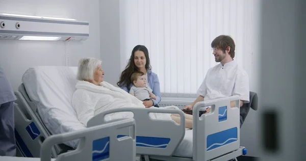 Ältere Frau Und Ihre Familie Krankenhauszimmer Arzt Nutzt Digitales Tablet — Stockfoto
