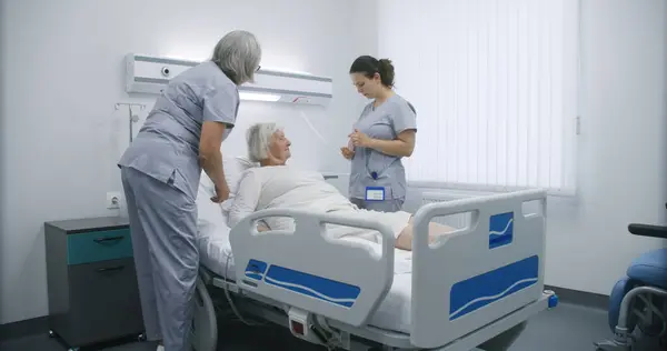 Gammal Sjuksköterska Ställer Sängen Med Fjärrkontroll Förbereder Sjukhusrum För Patienten — Stockfoto