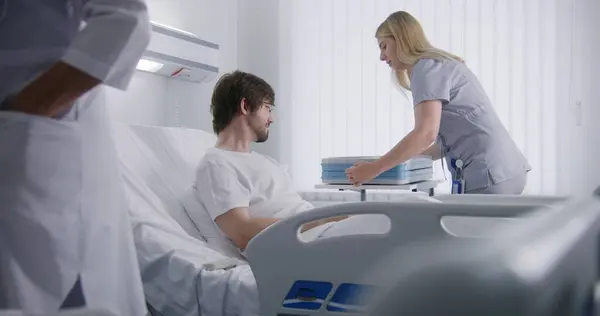 Verpleegster Haalt Lunchbox Eruit Geeft Hem Aan Patiënt Die Bed — Stockfoto