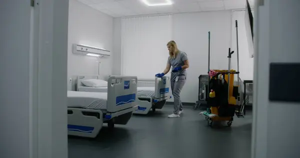 간호사는 병동에서 바닥을 Mops 노동자는 트롤리를 가져옵니다 청소기는 새로운 환자를위한 — 스톡 사진