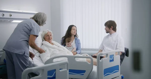 노인과 그녀의 의사는 디지털 태블릿을 사용하여 성공적인 환자를 상담합니다 간호사는 — 스톡 사진