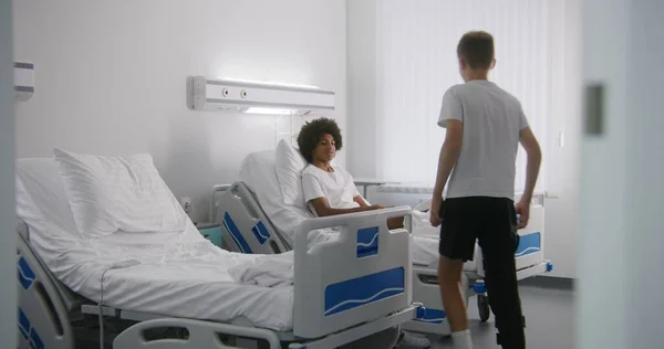 Junge Mit Bandagiertem Bein Kommt Die Krankenstation Und Grüßt Mit — Stockfoto