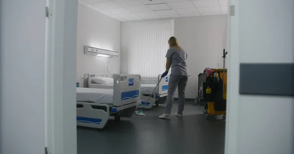Hastane Koğuşundaki Yataklar Arasında Yetişkin Hemşire Paspası Var Sağlık Çalışanı — Stok fotoğraf