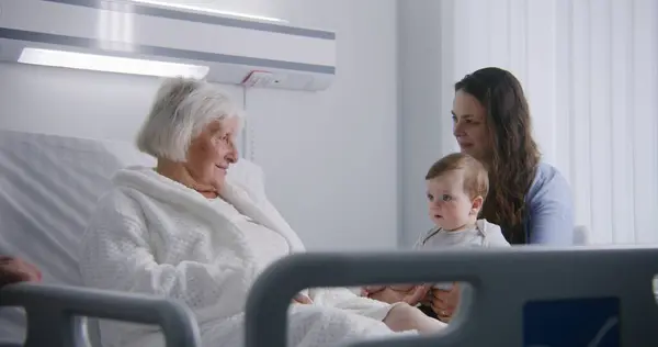 Äldre Kvinna Ligger Och Vilar Sängen Ljusa Sjukhusavdelningen Leker Med — Stockfoto