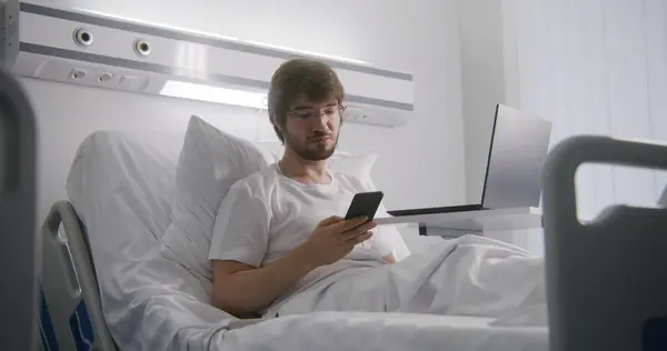 Volwassen Man Ligt Bed Ziekenboeg Praat Met Cliënt Telefoon Een — Stockfoto