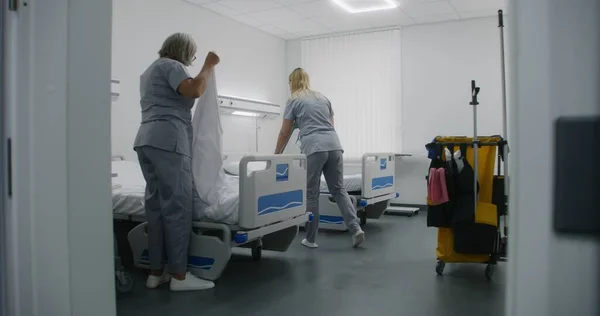 Trabajador Salud Lleva Carro Limpieza Sala Del Hospital Las Enfermeras — Foto de Stock
