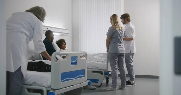 병동에 간호사가 의학은 디지털 태블릿 컴퓨터를 보유하고 아프리카계 미국인 십대와 — 스톡 사진