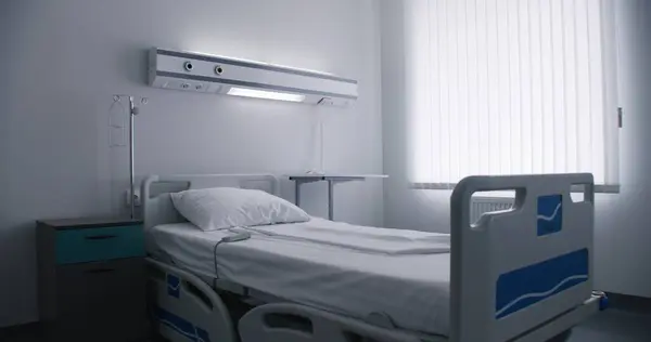 医院病房床上明亮的床上用品 遥控装置躺在白纸上 医疗设施中舒适的床和现代化的设备 为新病人提供轻便清洁的病房 — 图库照片