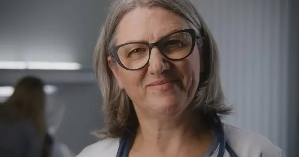 Kvinnlig Läkare Står Mitt Sjukhusavdelningen Professionell Mogen Läkare Glasögon Tittar — Stockfoto