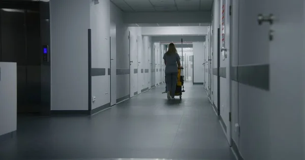 Yetişkin Hemşire Temizlik Vagonunu Tıbbî Merkez Koridoruna Itiyor Sağlık Çalışanı — Stok fotoğraf