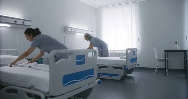 Die Erwachsene Krankenschwester Kommt Ins Krankenzimmer Und Wechselt Mit Ihrem — Stockfoto