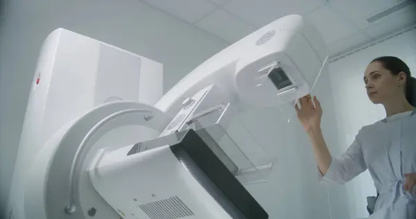 Sjukhusets Röntgenrum Kvinnliga Läkare Använder Datorn Sedan Ställer Digitala Mammogram — Stockfoto