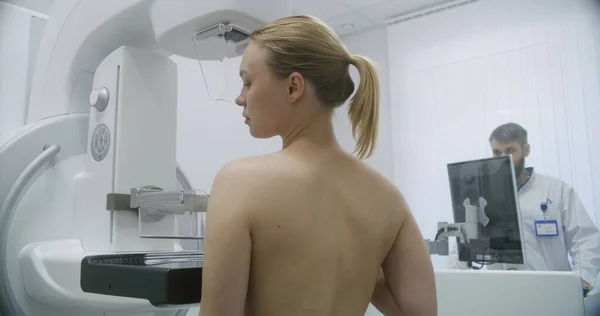 Šťastná Běloška Stojí Nahoře Bez Klinice Radiologie Pacientka Podstupující Mamografické — Stock fotografie
