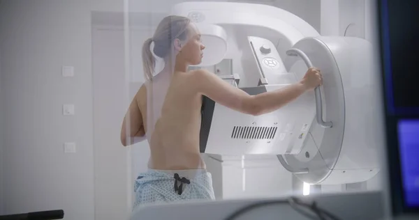 여자는 방사선학 방에서 유방조영술 토플리스 방사선 전문의가 제어판의 버튼을 컴퓨터를 — 스톡 사진