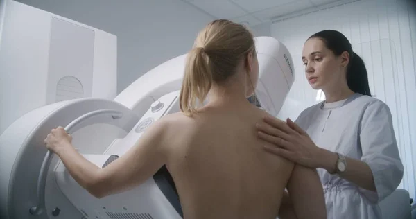 Nemocniční Radiologie Běloška Stojí Během Mamografického Screeningu Žena Lékař Upravuje — Stock fotografie