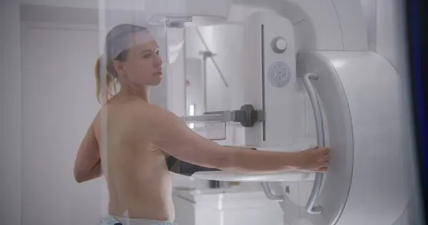 Dospělá Běloška Stojí Nahoře Bez Nemocniční Radiologické Místnosti Pacientka Podstupující — Stock fotografie