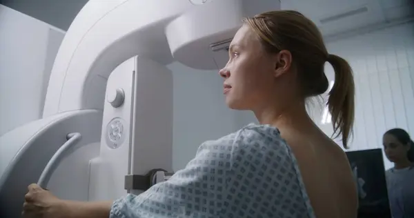 여성은 방사선학 있습니다 디지털 유방조영술 기계를 사용하여 유방조영술 절차를 수행하는 — 스톡 사진