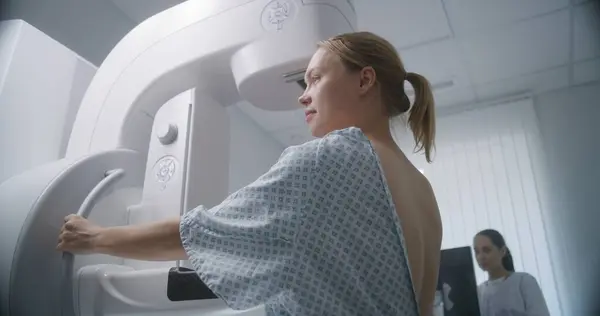 Dospělá Běloška Stojí Nemocniční Radiologické Místnosti Pacientka Podstupující Mamografický Screening — Stock fotografie